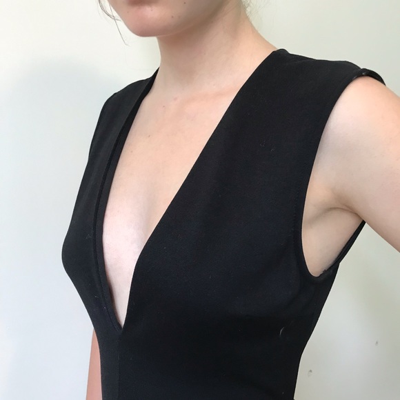 Perfect lil black dress for prom!!
backless deep v neck snaps at back neck - Picture 8 of 12